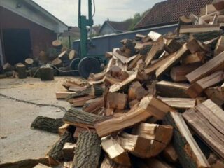 Uslužno sečenje i cepanje ogrevnog drveta, mašinski – bansekom. Tel: 0604397360 Ivan, Niš