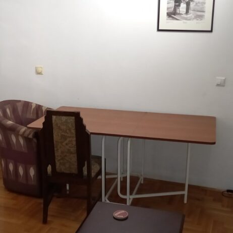 Izdajem stan na Novom Beogradu, CG, blizu hotela Jugoslavija. 34m2. Tel. 0642414484