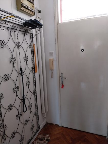 Izdajem dvoetažni stan površine 83m2 u centru Niša