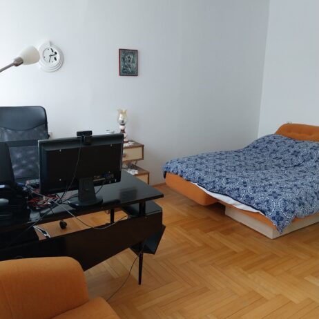 Izdajem dvoetažni stan površine 83m2 u centru Niša