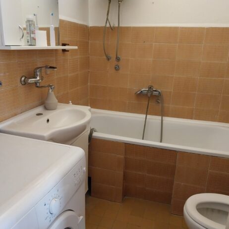 Izdajem dvoetažni stan površine 83m2 u centru Niša