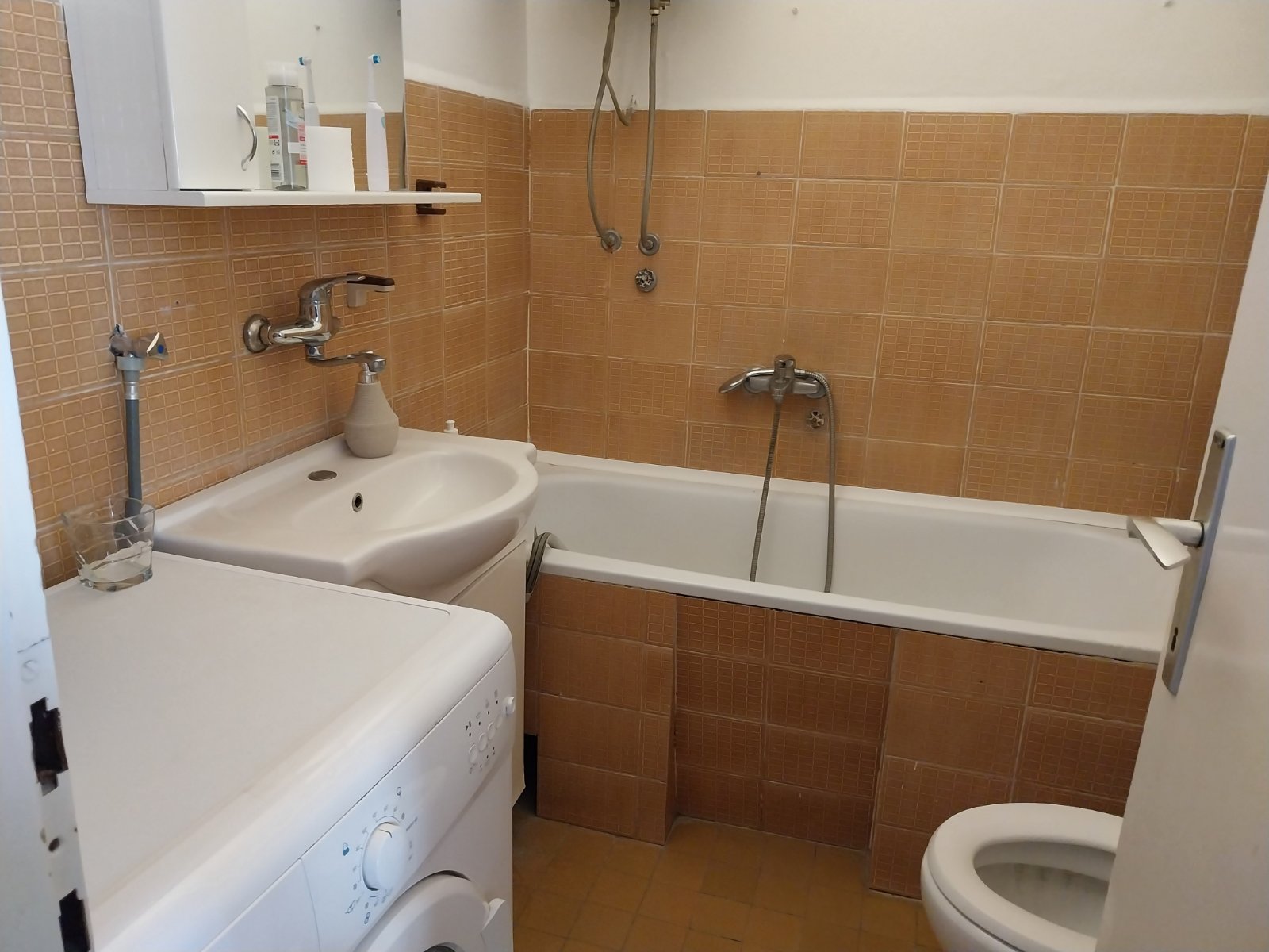 Izdajem dvoetažni stan površine 83m2 u centru Niša