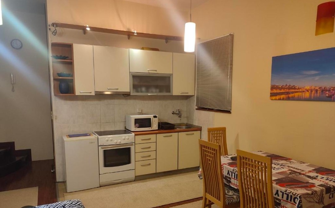 Izdajem opremljene stanove u privatnoj kuci na Paliluli u Nisu