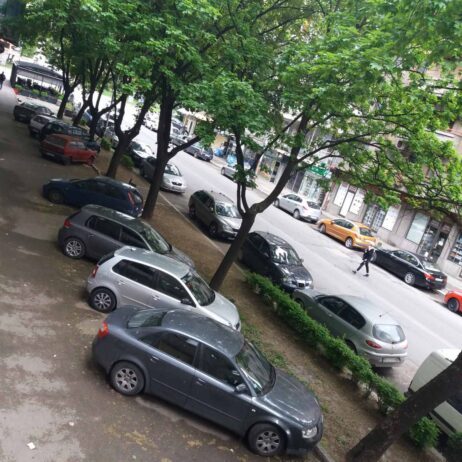 Izdajem jednoiposoban namesten stan u zgradi na prvom spratu,preko puta pravnog fakulteta.Stan ima dve odvojene sobe,kuhinju,trpezariju,hodnik,kupatilo,terasu. Ta grejanje,klima,interfon,parking ispred zgrade.ldealan za manju porodicu ili dva studenta. Moze i na manji vremenski period. Cena 300e. Tel. 0641516914