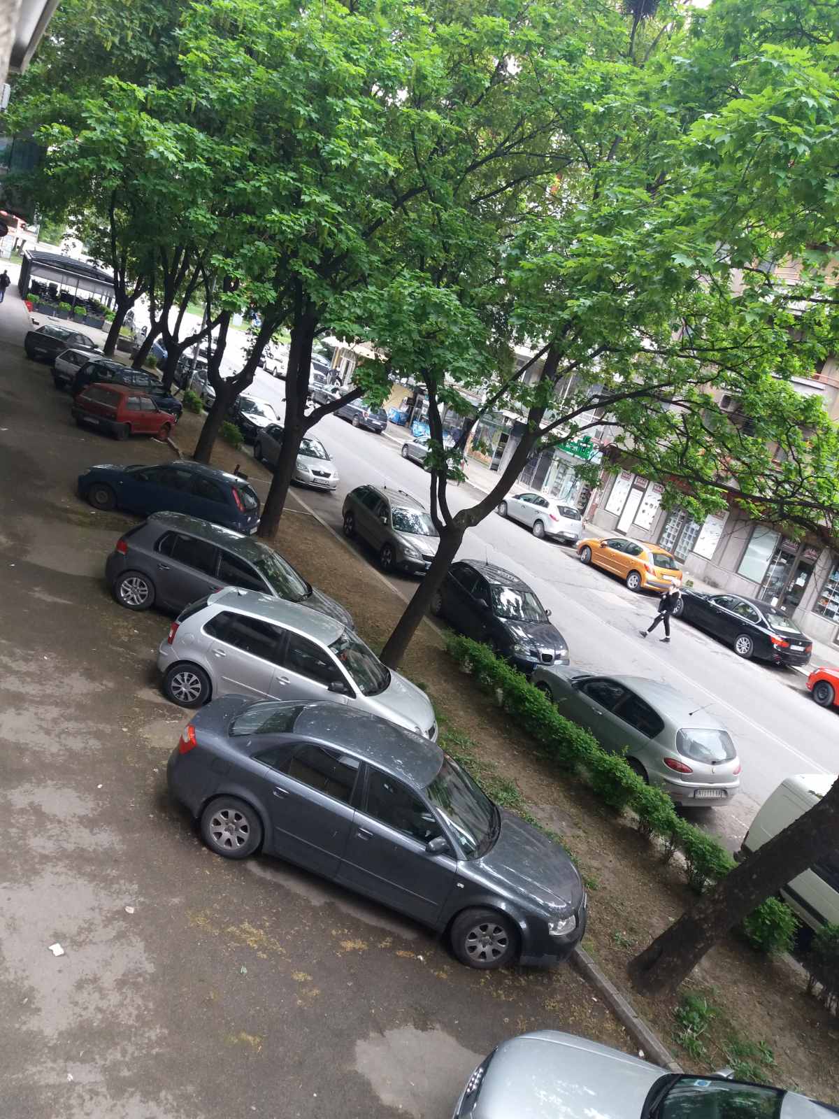 Izdajem jednoiposoban namesten stan u zgradi na prvom spratu,preko puta pravnog fakulteta.Stan ima dve odvojene sobe,kuhinju,trpezariju,hodnik,kupatilo,terasu. Ta grejanje,klima,interfon,parking ispred zgrade.ldealan za manju porodicu ili dva studenta. Moze i na manji vremenski period. Cena 300e. Tel. 0641516914