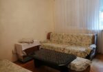 Izdajem jednoiposoban namesten stan u zgradi na prvom spratu,preko puta pravnog fakulteta.Stan ima dve odvojene sobe,kuhinju,trpezariju,hodnik,kupatilo,terasu. Ta grejanje,klima,interfon,parking ispred zgrade.ldealan za manju porodicu ili dva studenta. Moze i na manji vremenski period. Cena 300e. Tel. 0641516914