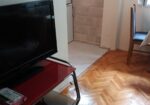 Izdajem jednoiposoban namesten stan u zgradi na prvom spratu,preko puta pravnog fakulteta.Stan ima dve odvojene sobe,kuhinju,trpezariju,hodnik,kupatilo,terasu. Ta grejanje,klima,interfon,parking ispred zgrade.ldealan za manju porodicu ili dva studenta. Moze i na manji vremenski period. Cena 300e. Tel. 0641516914
