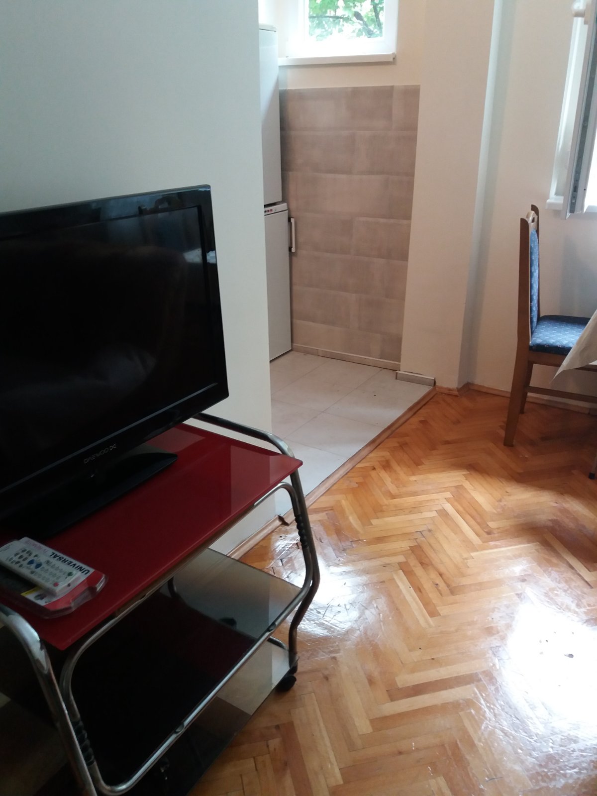 Izdajem jednoiposoban namesten stan u zgradi na prvom spratu,preko puta pravnog fakulteta.Stan ima dve odvojene sobe,kuhinju,trpezariju,hodnik,kupatilo,terasu. Ta grejanje,klima,interfon,parking ispred zgrade.ldealan za manju porodicu ili dva studenta. Moze i na manji vremenski period. Cena 300e. Tel. 0641516914