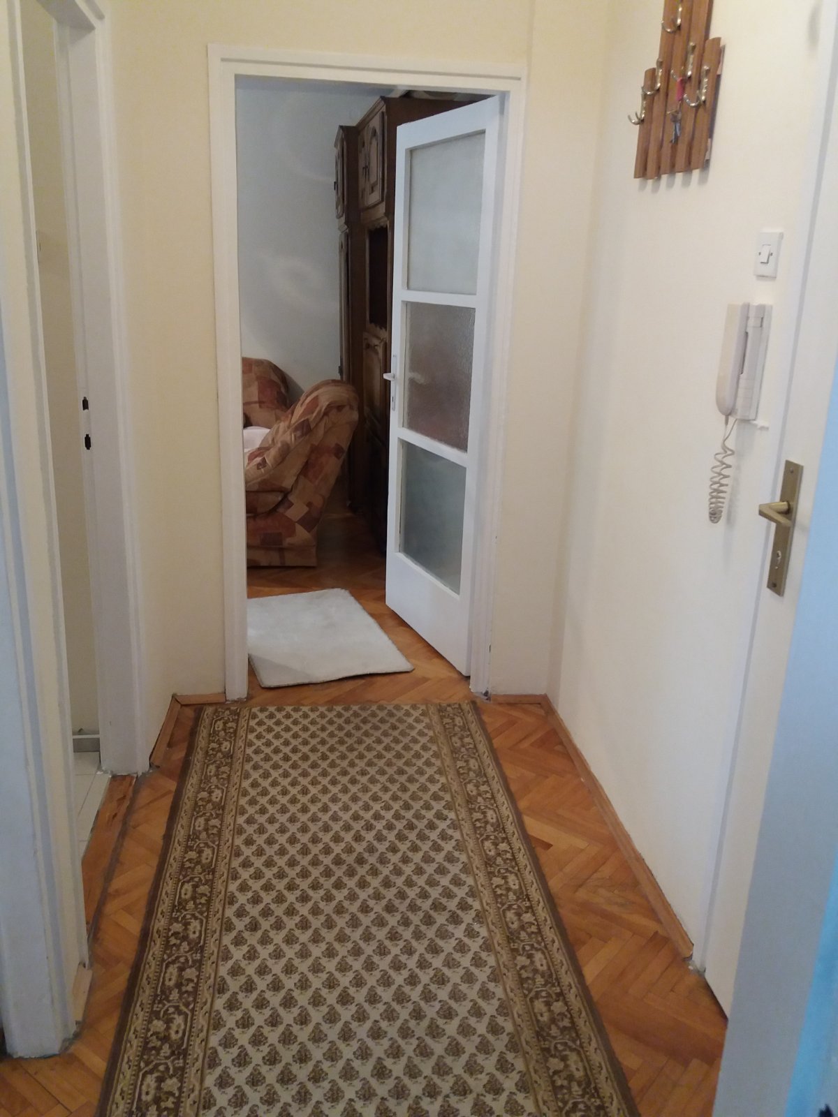 Izdajem jednoiposoban namesten stan u zgradi na prvom spratu,preko puta pravnog fakulteta.Stan ima dve odvojene sobe,kuhinju,trpezariju,hodnik,kupatilo,terasu. Ta grejanje,klima,interfon,parking ispred zgrade.ldealan za manju porodicu ili dva studenta. Moze i na manji vremenski period. Cena 300e. Tel. 0641516914