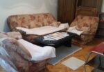 Izdajem jednoiposoban namesten stan u zgradi na prvom spratu,preko puta pravnog fakulteta.Stan ima dve odvojene sobe,kuhinju,trpezariju,hodnik,kupatilo,terasu. Ta grejanje,klima,interfon,parking ispred zgrade.ldealan za manju porodicu ili dva studenta. Moze i na manji vremenski period. Cena 300e. Tel. 0641516914