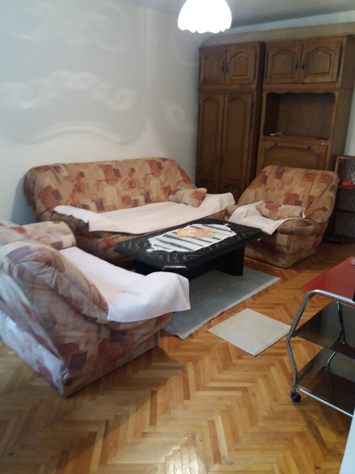 Izdajem jednoiposoban namesten stan u zgradi na prvom spratu,preko puta pravnog fakulteta.Stan ima dve odvojene sobe,kuhinju,trpezariju,hodnik,kupatilo,terasu. Ta grejanje,klima,interfon,parking ispred zgrade.ldealan za manju porodicu ili dva studenta. Moze i na manji vremenski period. Cena 300e. Tel. 0641516914