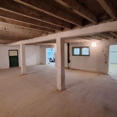 Izdajem Kancelarijsko-Magacinski prostor kod Nisa 520m2