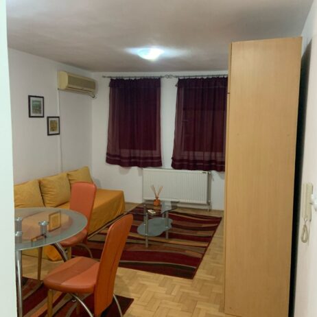 Izdajem garsonjeru 30m2 u strogom centru Nisa,kod pravnog i ekonomskog fakulteta
