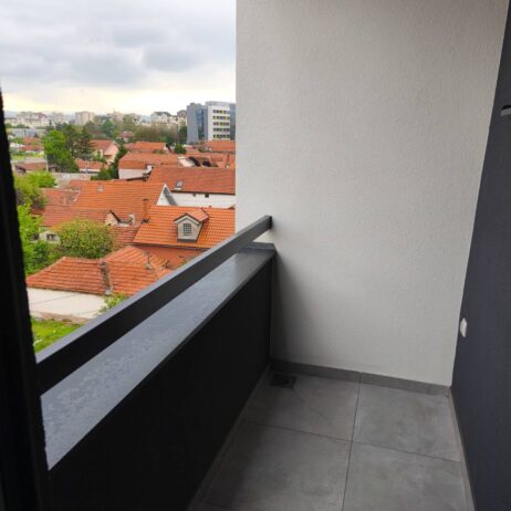 Izdajem nov luksuzno namesten jednoiposiban stan pored klinickog centra. 0638733078