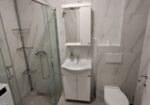 Izdajem nov luksuzno namesten jednoiposiban stan pored klinickog centra. 0638733078