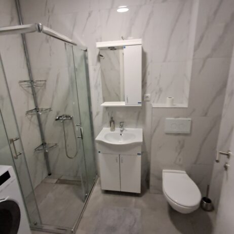 Izdajem nov luksuzno namesten jednoiposiban stan pored klinickog centra. 0638733078