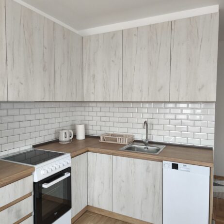 Izdajem nov luksuzno namesten jednoiposiban stan pored klinickog centra. 0638733078