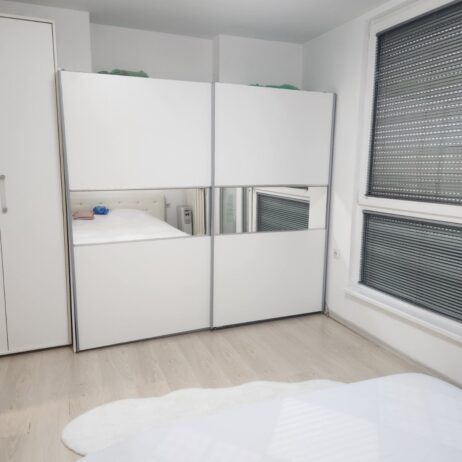 Izdajem stan u epicentru Niša, ima lift i parking za stanare zgrade. Moderno i funkcionalno opremljen. Cena zakupa je 380 eu. Za više informacija kont: 062-216131