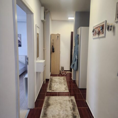 Izdajem stan u epicentru Niša, ima lift i parking za stanare zgrade. Moderno i funkcionalno opremljen. Cena zakupa je 380 eu. Za više informacija kont: 062-216131