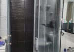 Izdajem stan u epicentru Niša, ima lift i parking za stanare zgrade. Moderno i funkcionalno opremljen. Cena zakupa je 380 eu. Za više informacija kont: 062-216131