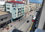 Izdajem stan u epicentru Niša, ima lift i parking za stanare zgrade. Moderno i funkcionalno opremljen. Cena zakupa je 380 eu. Za više informacija kont: 062-216131