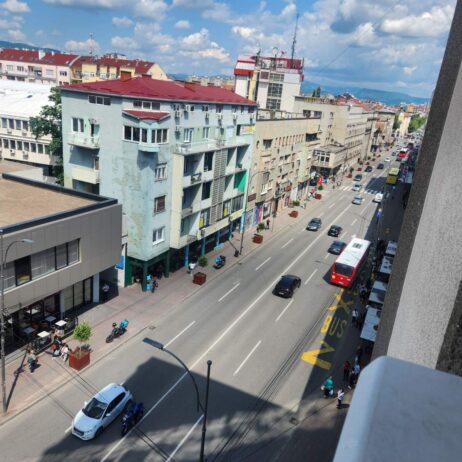 Izdajem stan u epicentru Niša, ima lift i parking za stanare zgrade. Moderno i funkcionalno opremljen. Cena zakupa je 380 eu. Za više informacija kont: 062-216131