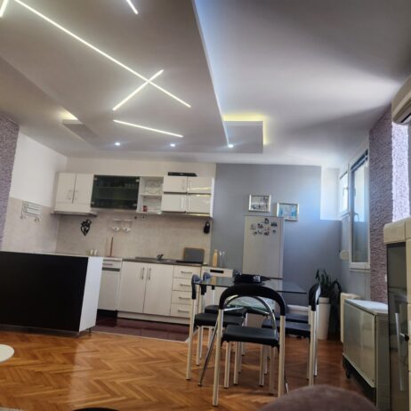 Izdajem stan u epicentru Niša, ima lift i parking za stanare zgrade. Moderno i funkcionalno opremljen. Cena zakupa je 380 eu. Za više informacija kont: 062-216131