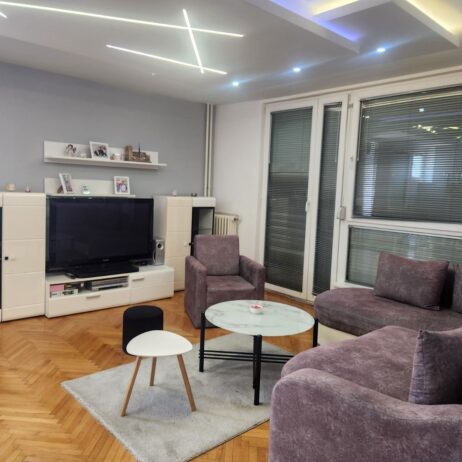 Izdajem stan u epicentru Niša, ima lift i parking za stanare zgrade. Moderno i funkcionalno opremljen. Cena zakupa je 380 eu. Za više informacija kont: 062-216131