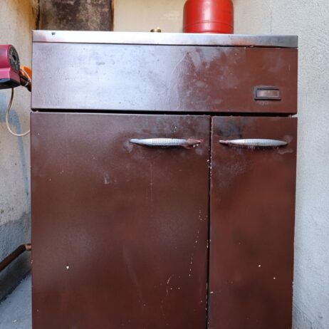 Prodajem kotao na čvrsto gorivo MEGAL M20, pod garancijom do kraja devetog meseca u besprekornom stanju,nova grunfus pumpa greje površinu oko 120 m2,kotao se prodaje zbog prelaska na pelet .Cena 500 eura.Tel.063/446-194 , Dmitar