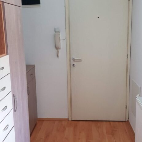 Izdajem namestenu garsonjeru u neposrednoj blizini Delta planeta 8 sprat, lift, terasa. 062484380 062216131