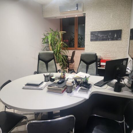 Izdajem poslovni prostor u epicentru Nisa komplet opremljen 61m2. 062484380 062216131