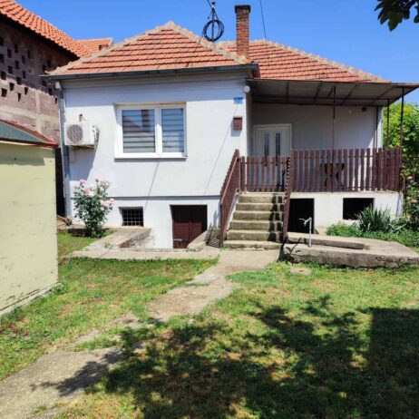 Na prodaju kuća, starije gradnje, u naselju Donji Komren