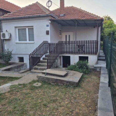 Na prodaju kuća, starije gradnje, u naselju Donji Komren