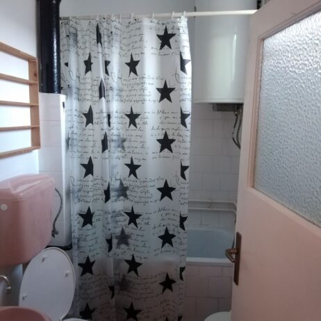 Izdajem namešten stan kod Svetinikolske crkve, u ulici Starca Vujadina, 40 m2