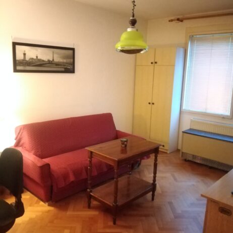 Izdajem namešten stan kod Svetinikolske crkve, u ulici Starca Vujadina, 40 m2
