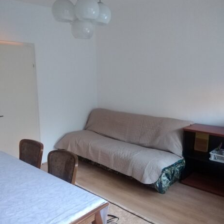 Izdajem namešten stan kod Svetinikolske crkve, u ulici Starca Vujadina, 40 m2