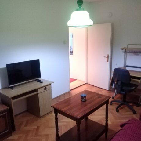 Izdajem namešten stan kod Svetinikolske crkve, u ulici Starca Vujadina, 40 m2