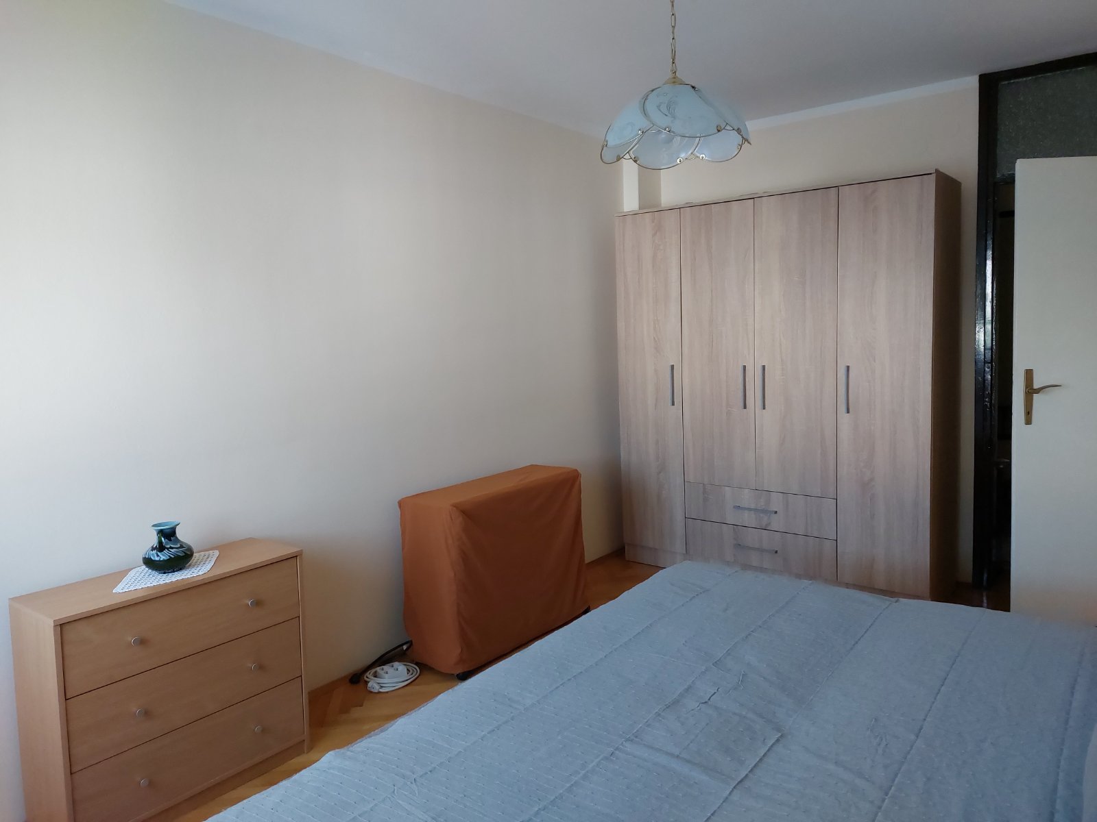 Izdajem ODMAH useljiv 2,5 sobni stan, za porodicu ili studente