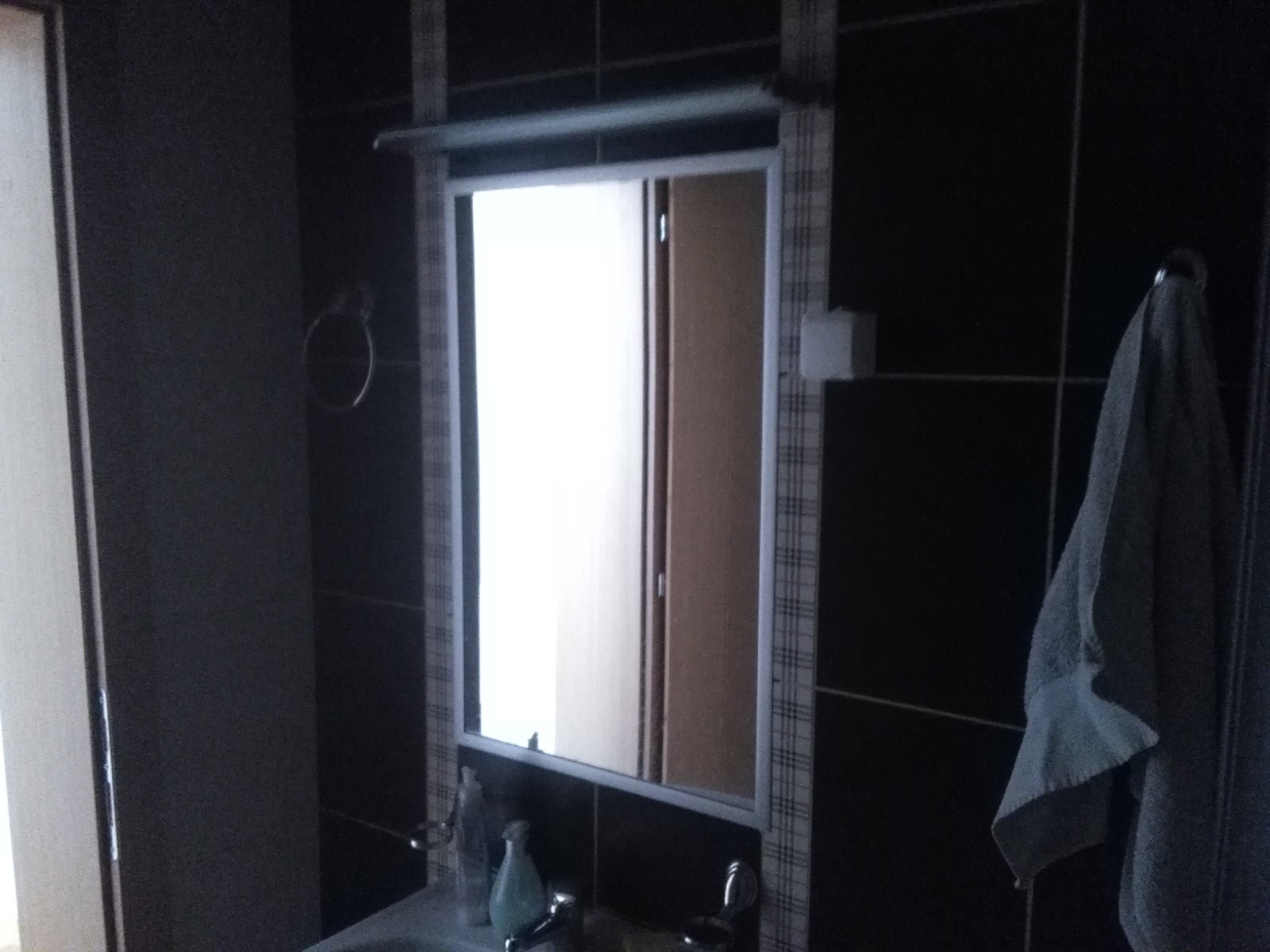 Izdaje se nenamesten dvosoban stan u novijoj zgradi u Nišu