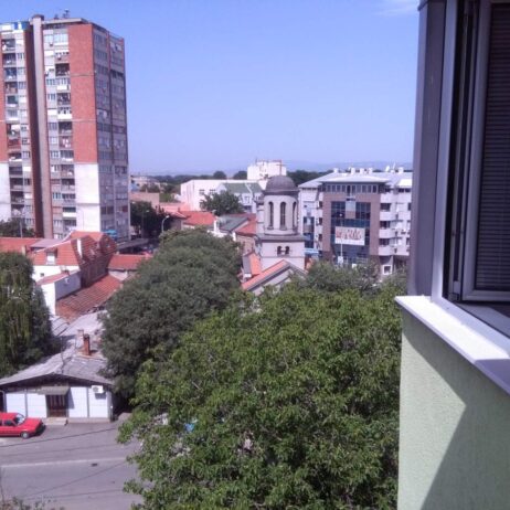 Izdaje se nenamesten dvosoban stan u novijoj zgradi u Nišu