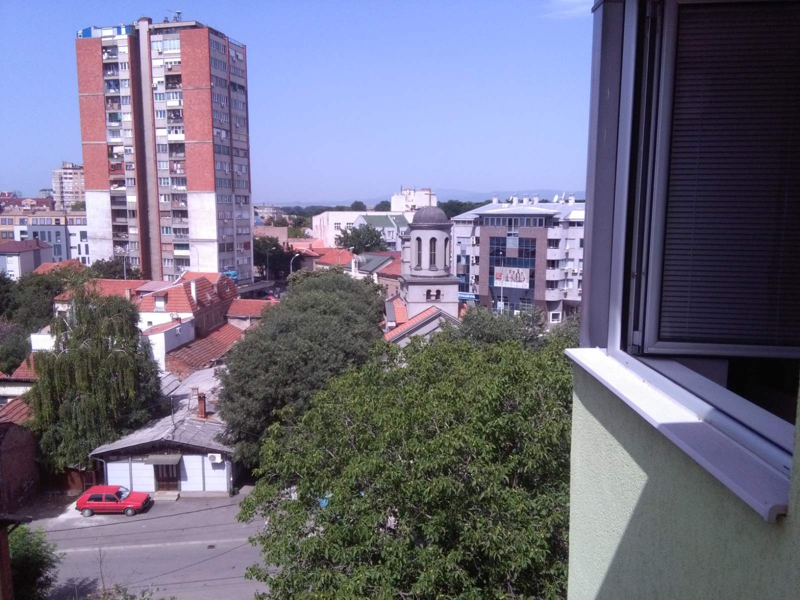 Izdaje se nenamesten dvosoban stan u novijoj zgradi u Nišu