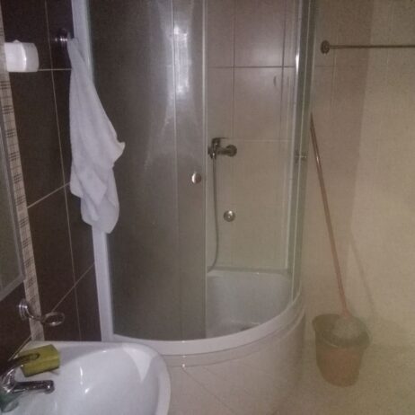 Izdaje se nenamesten dvosoban stan u novijoj zgradi u Nišu