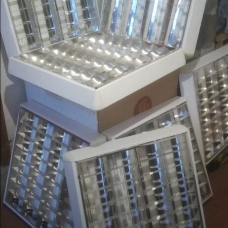Prodajem plafonjere 60x60cm u kutiji sa 4 neonke pogodna za lokale i poslovne prostore. Malo koriscene , upola cene. 063454990