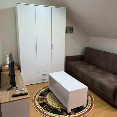 Izdaje se garsonjera u ulici 7.jula kod crkve Svetog Luke. Depozit obavezan.Slobodno od 01.07.2025. g 0637774099