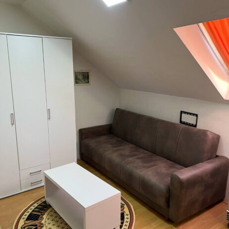 Izdaje se garsonjera u ulici 7.jula kod crkve Svetog Luke. Depozit obavezan.Slobodno od 01.07.2025. g 0637774099
