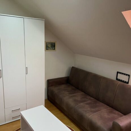 Izdaje se garsonjera u ulici 7.jula kod crkve Svetog Luke. Depozit obavezan.Slobodno od 01.07.2025. g 0637774099