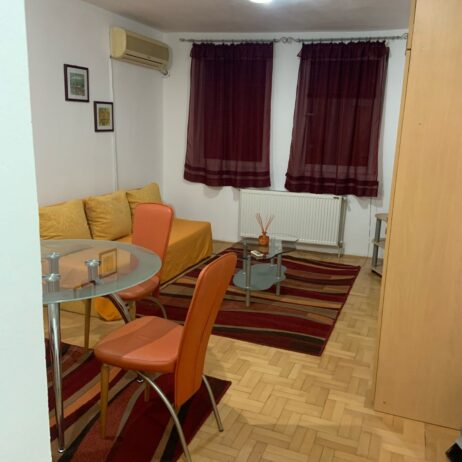 Izdajem garsonjeru u srogom centru Nisa full opremljenu u novoj zgradi,tacnije na 50 ak metara od ..pravnog i ekonomskog fakulteta.cena 250 eur.br tel 063400805