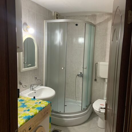 Izdajem garsonjeru u srogom centru Nisa full opremljenu u novoj zgradi,tacnije na 50 ak metara od ..pravnog i ekonomskog fakulteta.cena 250 eur.br tel 063400805