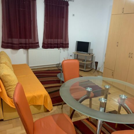 Izdajem garsonjeru u srogom centru Nisa full opremljenu u novoj zgradi,tacnije na 50 ak metara od ..pravnog i ekonomskog fakulteta.cena 250 eur.br tel 063400805