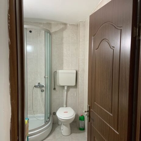 Izdajem garsonjeru u srogom centru Nisa full opremljenu u novoj zgradi,tacnije na 50 ak metara od ..pravnog i ekonomskog fakulteta.cena 250 eur.br tel 063400805